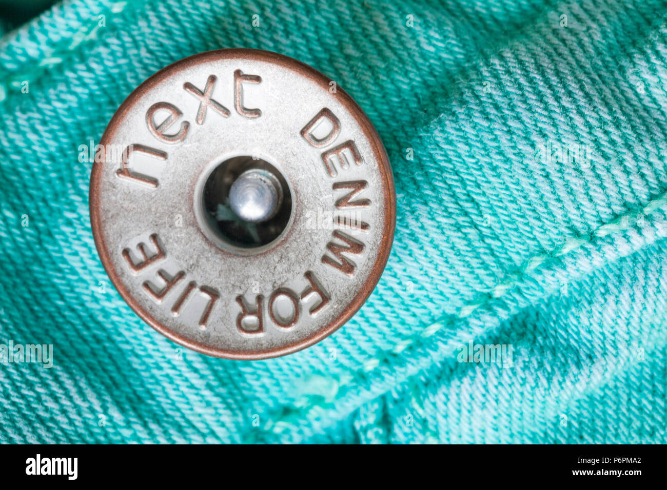 Accanto il denim per la vita pulsante sul colore turchese jeans Foto Stock