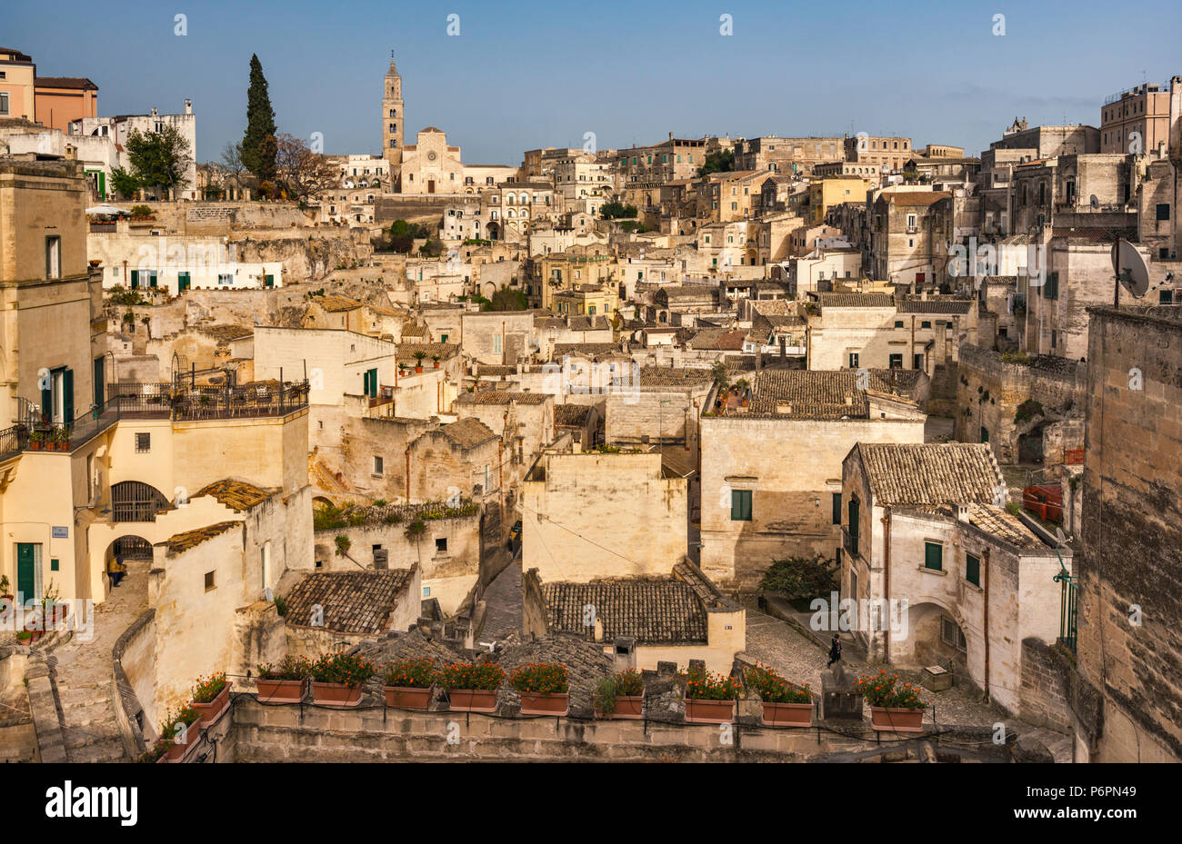 Sasso Barisano, grotta del distretto di abitazione a Gravina Gorge, Sito Patrimonio Mondiale dell'UNESCO, Matera cattedrale in distanza, a Matera, Basilicata, Italia Foto Stock