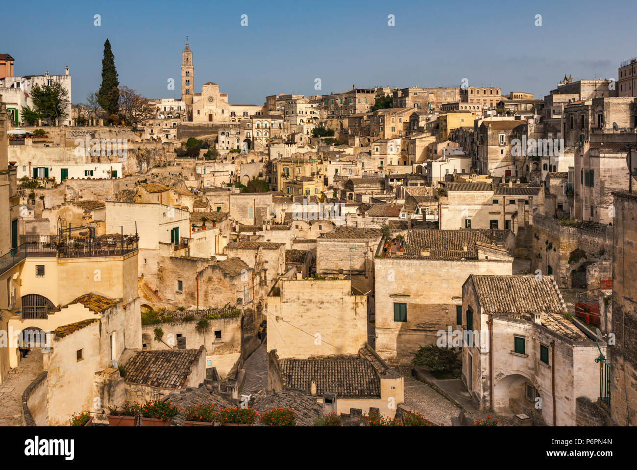 Sasso Barisano, grotta del distretto di abitazione a Gravina Gorge, Sito Patrimonio Mondiale dell'UNESCO, Matera cattedrale in distanza, a Matera, Basilicata, Italia Foto Stock