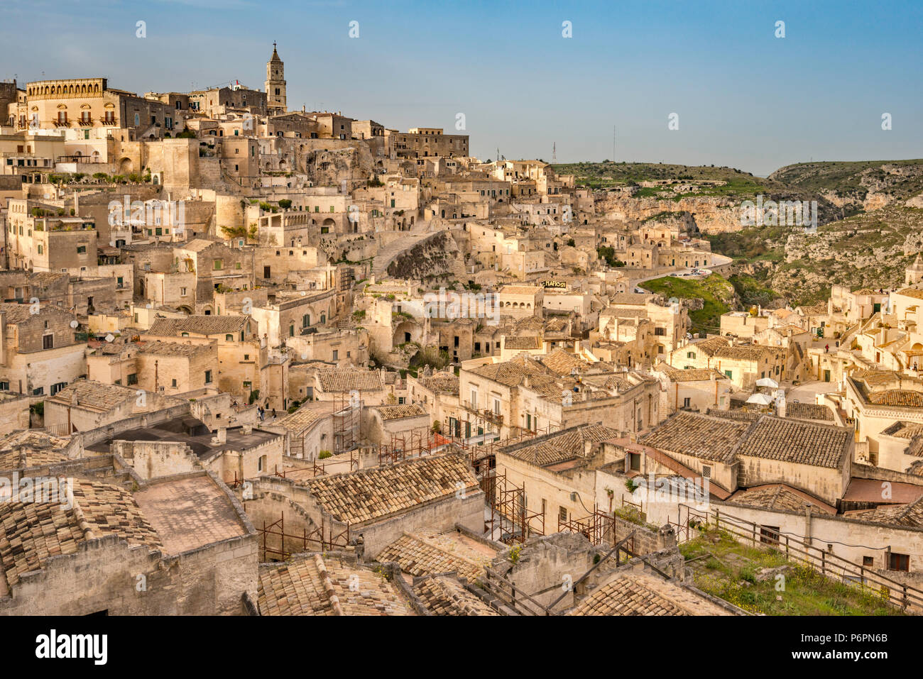 Sasso Caveoso, grotta del distretto di abitazione a Gravina Gorge, Sito Patrimonio Mondiale dell'UNESCO, Matera cattedrale in distanza, a Matera, Basilicata, Italia Foto Stock