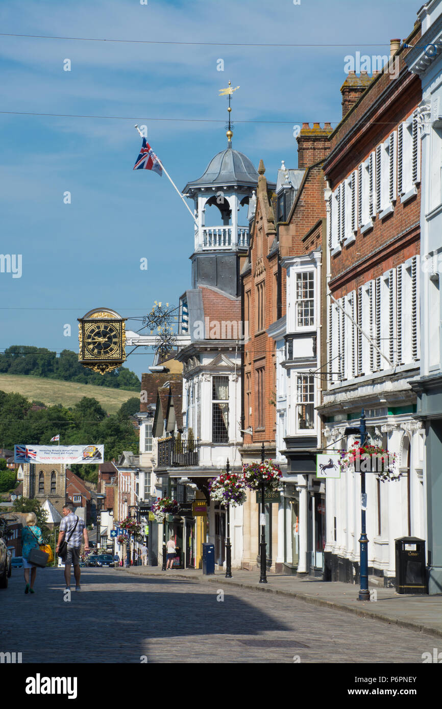 High Street a Guildford, Surrey, Regno Unito con il grado 1 elencati guildhall e orologio decorative. Centro città vista. Foto Stock