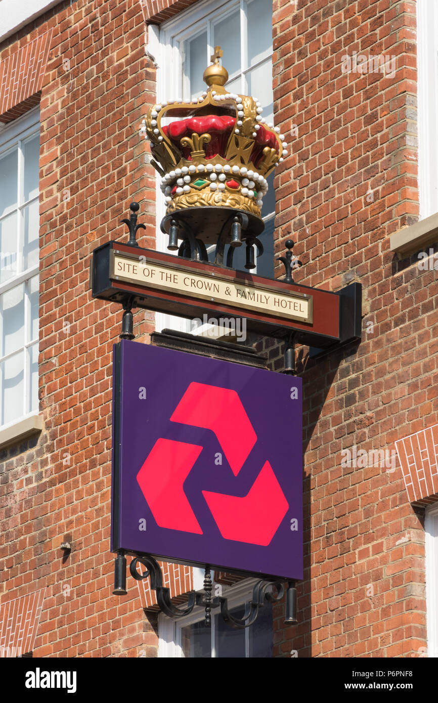 Natwest Bank firmare qui sotto una corona e firmare per il sito della corona e la famiglia hotel sulla strada alta a Guildford, Surrey, Regno Unito Foto Stock