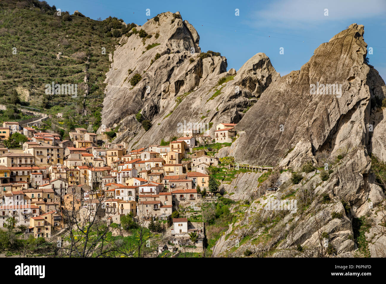 Città sulla collina di Castelmezzano in Appennino Lucano, Basilicata, Italia Foto Stock