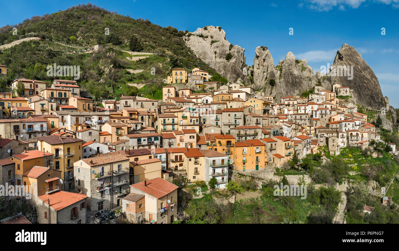 Città sulla collina di Castelmezzano in Appennino Lucano, Basilicata, Italia Foto Stock