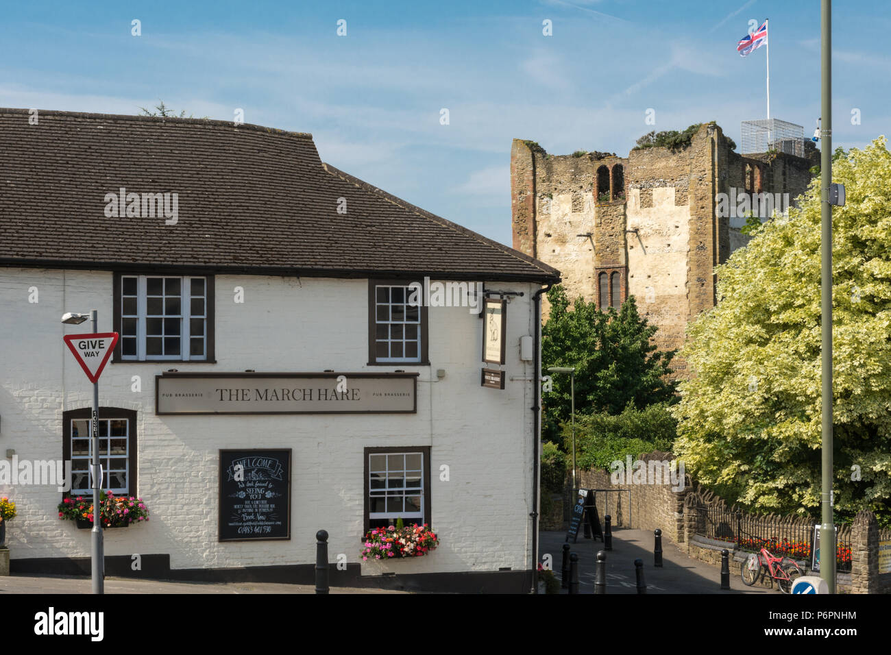 Il marzo lepre pub e lo storico castello (XI secolo tenere nella città di Guildford, Surrey, Regno Unito Foto Stock
