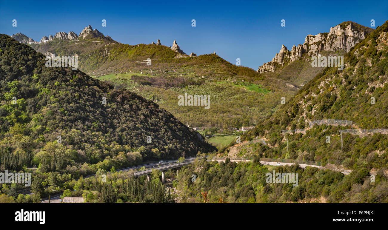 Dolomiti Lucane gamma in Appennino Lucano, vista sulla valle del Basento da strada a Campomaggiore, Basilicata, Italia Foto Stock