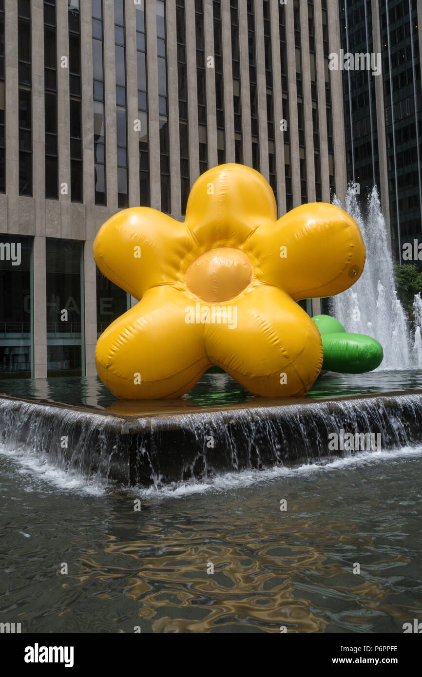 Gonfiabile gigante di fiori in mostra sulla sesta Avenue, New York, Stati Uniti d'America Foto Stock