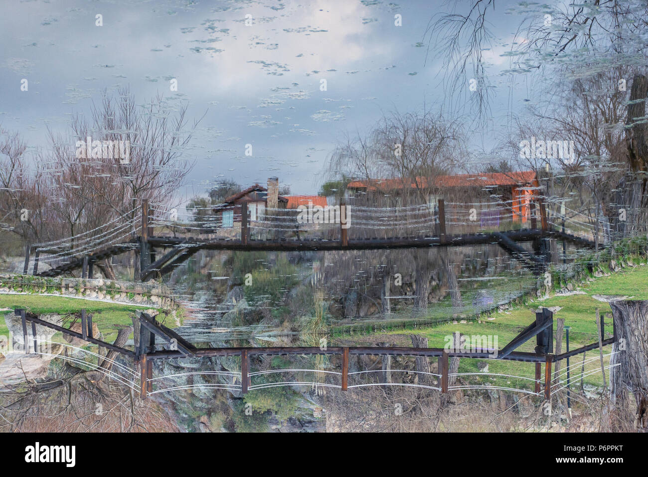 Sottosopra la riflessione del paesaggio su di un lago in un pomeriggio invernale in Mina Clavero, Cordoba, Argentina. Foto Stock