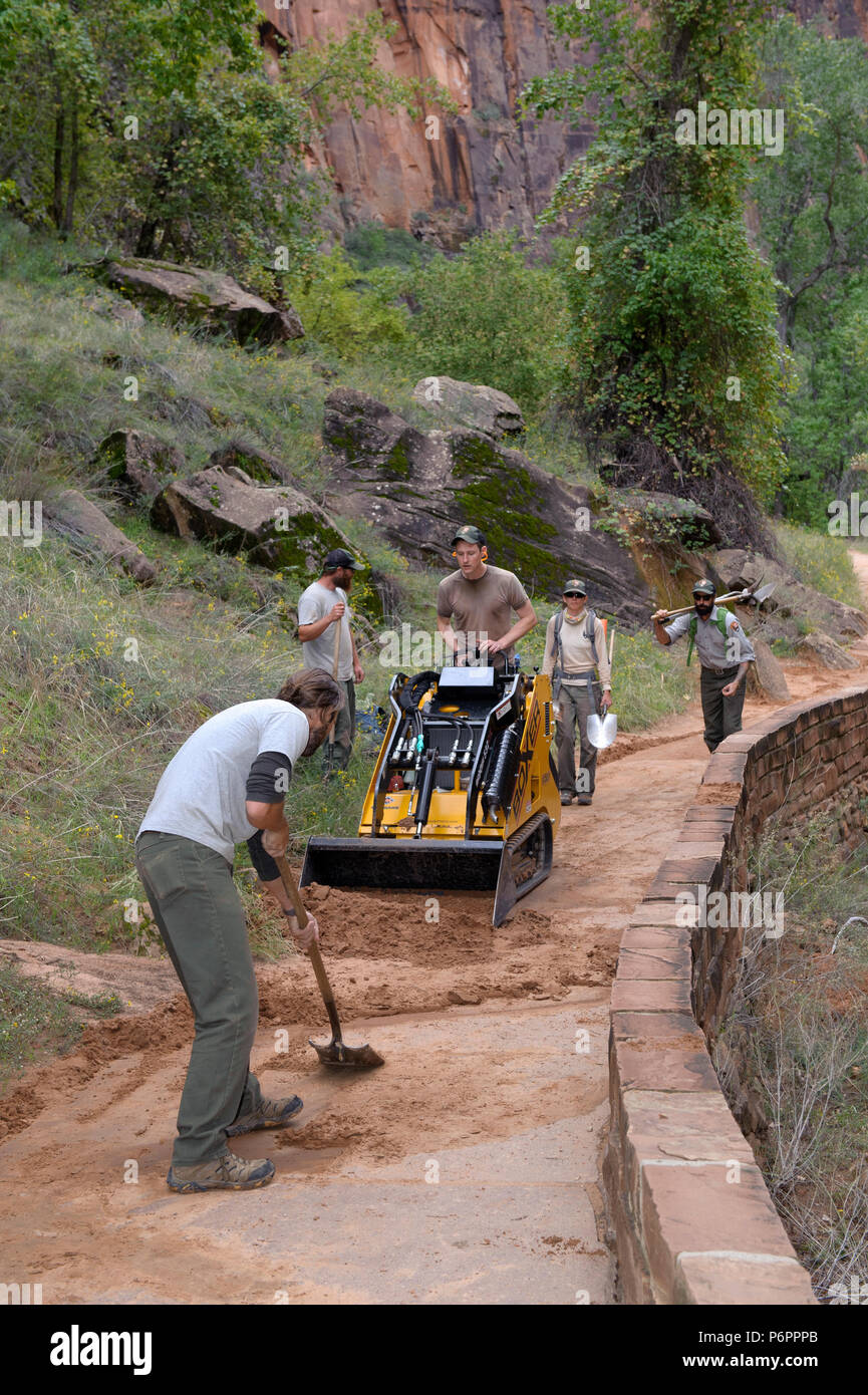 Lavoratori di manutenzione riparazione dei danni su un sentiero causato da una pioggia abbondante. Parco Nazionale di Zion, Utah, Stati Uniti d'America. Foto Stock