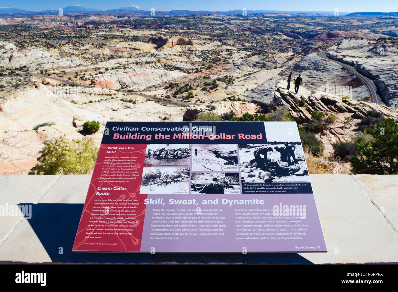 Segno interpretative che descrive la costruzione dell'Autostrada 12 National Scenic Byway, soprannominato il "illion Dollar Road'. Utah, Stati Uniti d'America. Foto Stock