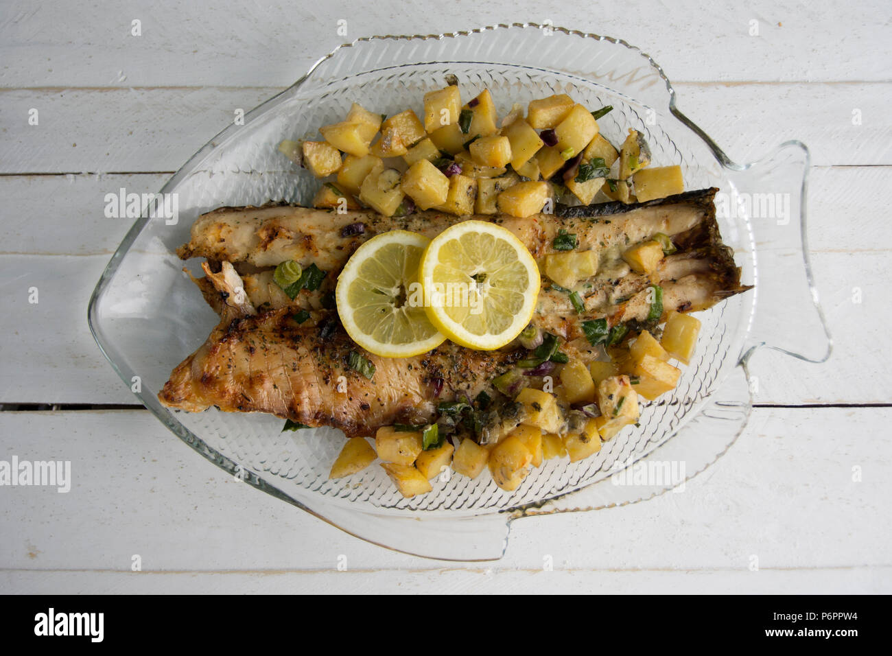 Pesce e patatine con erbe fresche Foto Stock