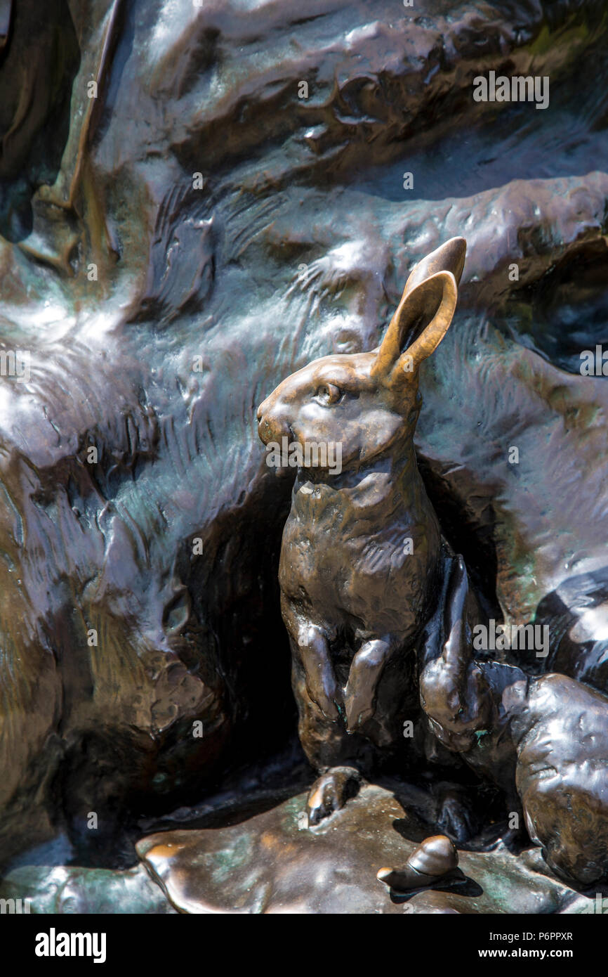 Dettaglio del bronzo Peter Pan scultura da Sir George Frampton in Hyde Park, London, Regno Unito Foto Stock