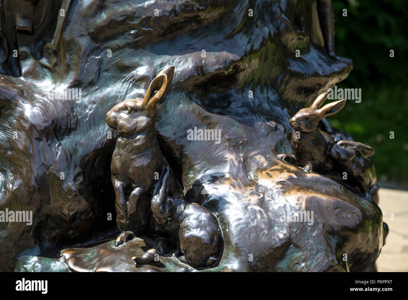 Dettaglio del bronzo Peter Pan scultura da Sir George Frampton in Hyde Park, London, Regno Unito Foto Stock