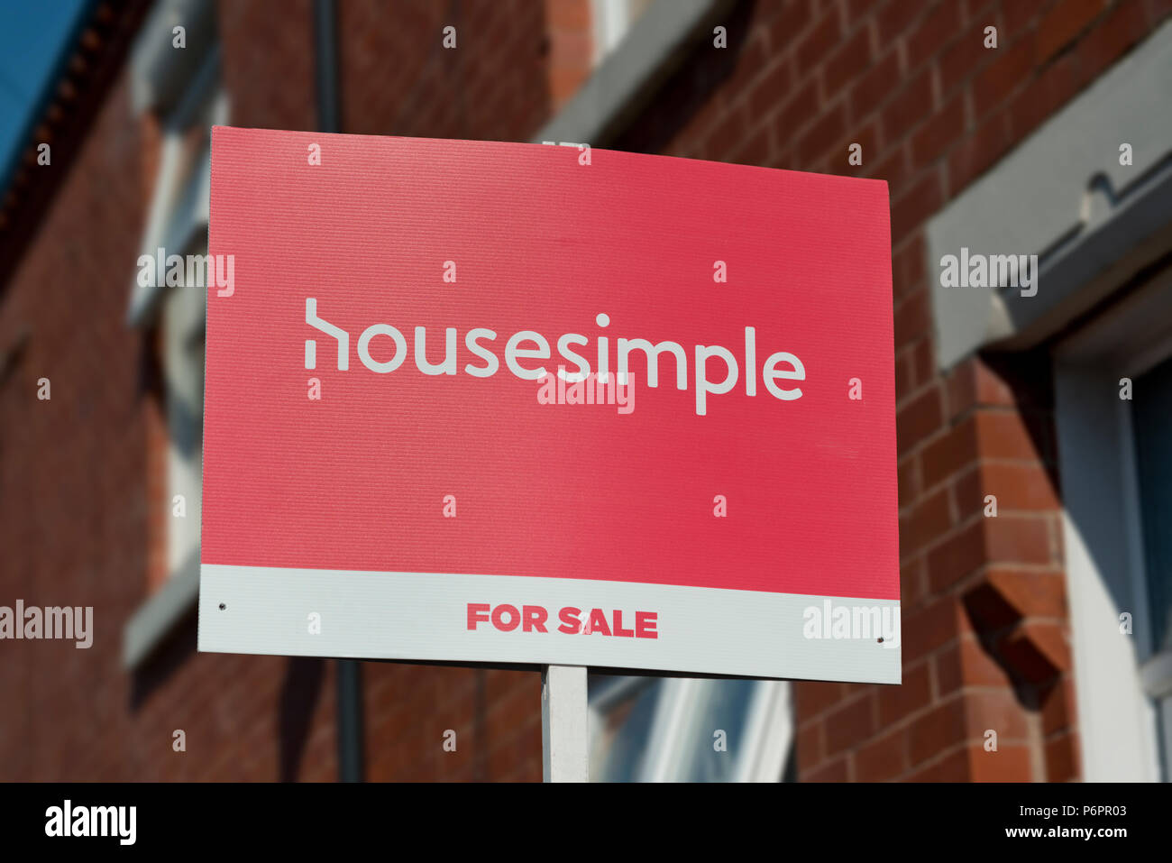 Un Housesimple segno indicante una proprietà è in vendita da online agenti immobiliari. Foto Stock
