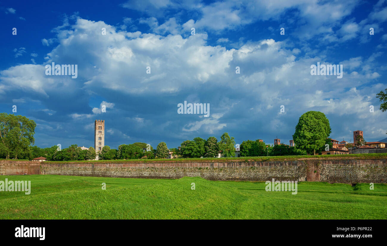 Vista panoramica del centro storico di Lucca skyline con torri medioevali visto da antiche mura parco pubblico Foto Stock