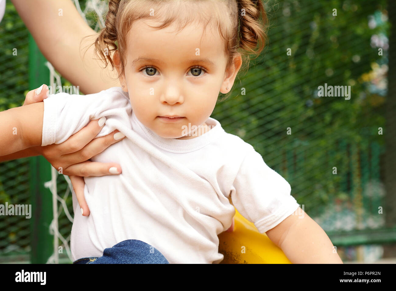 Close up ritratto di simpatici baby girl nel parco. Foto Stock