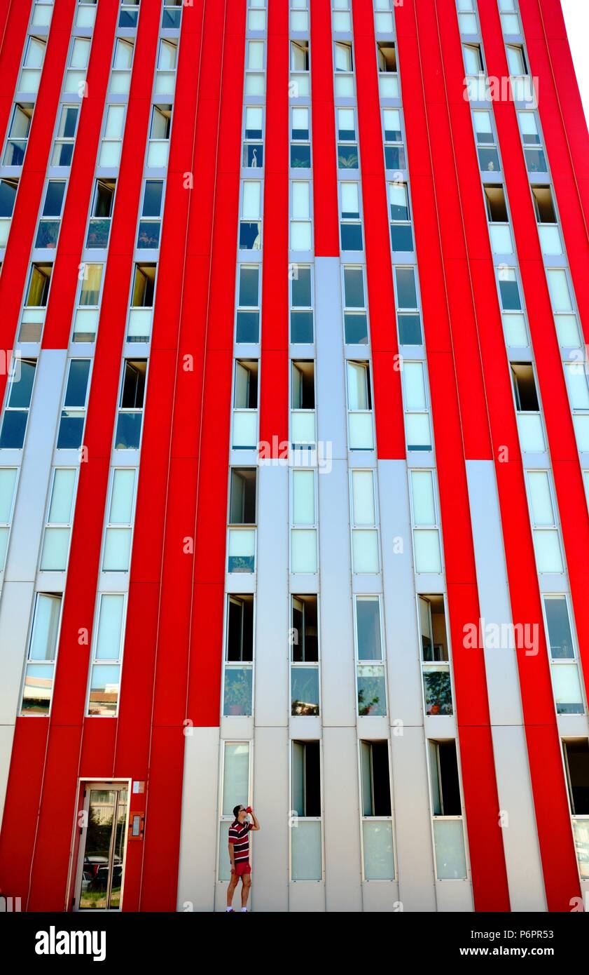 Rosso e bianco edificio con una persona che sta chiamando Foto Stock