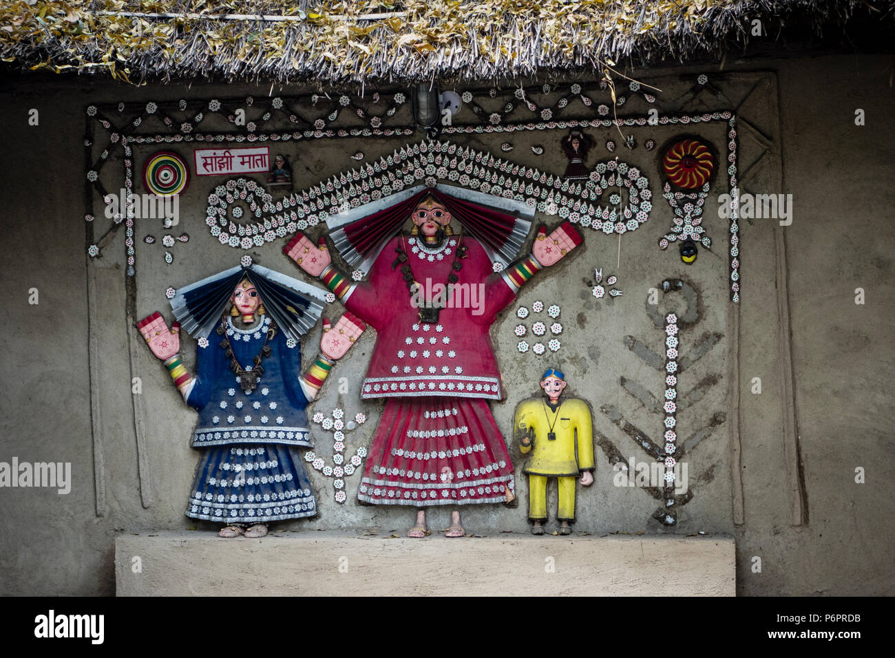 Esposizione di una pittura murale con figure colorate in Nazionale Artigianato Museum di New Delhi, India Foto Stock