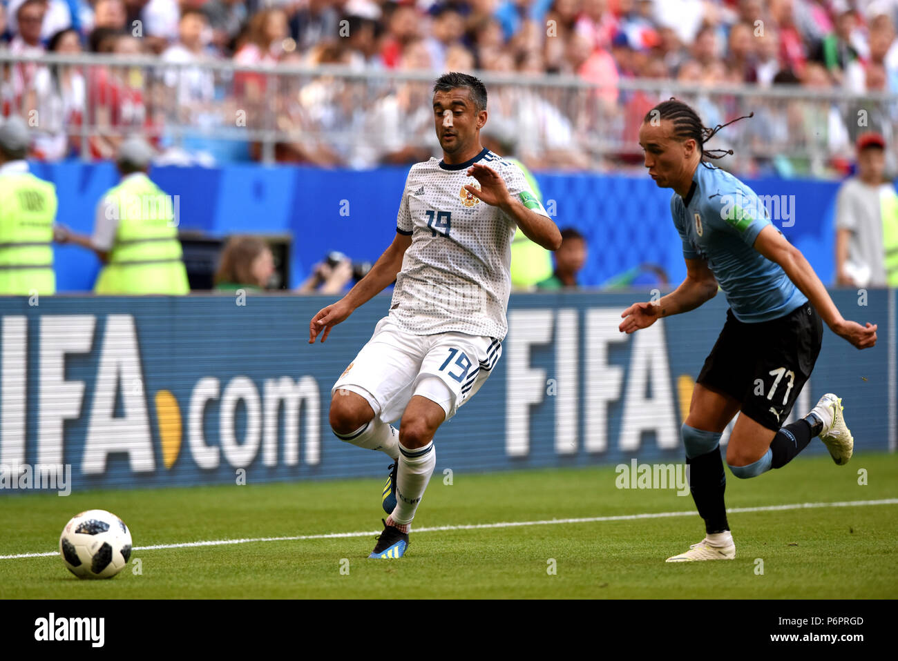 Samara, Russia - 25 giugno 2018. Centrocampista russo Alexander Samedov e centrocampista uruguaiano Diego Laxalt durante la Coppa del Mondo FIFA 2018 match Uruguay vs Foto Stock