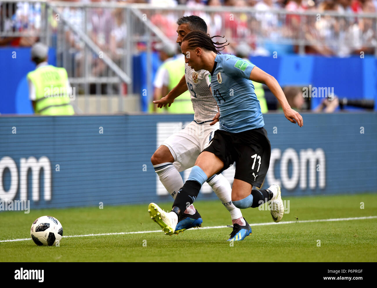 Samara, Russia - 25 giugno 2018. Centrocampista russo Alexander Samedov e centrocampista uruguaiano Diego Laxalt durante la Coppa del Mondo FIFA 2018 match Uruguay vs Foto Stock