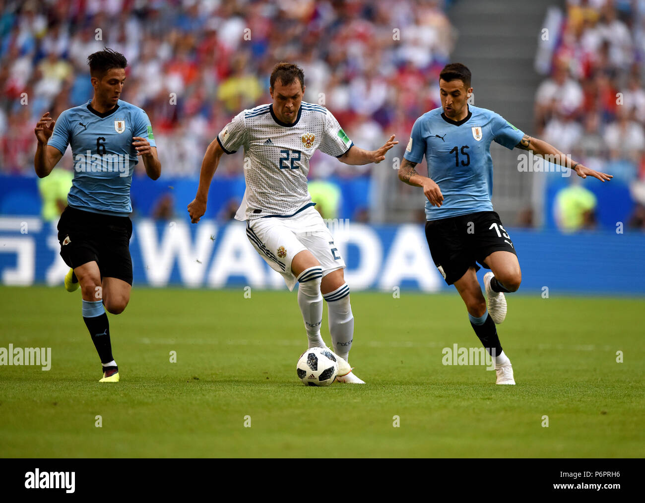 Samara, Russia - 25 giugno 2018. Attaccante russo Artem Dzyuba contro giocatori uruguayano Rodrigo Bentancur e Matias Vecino durante la Coppa del Mondo FIFA 2018 Foto Stock