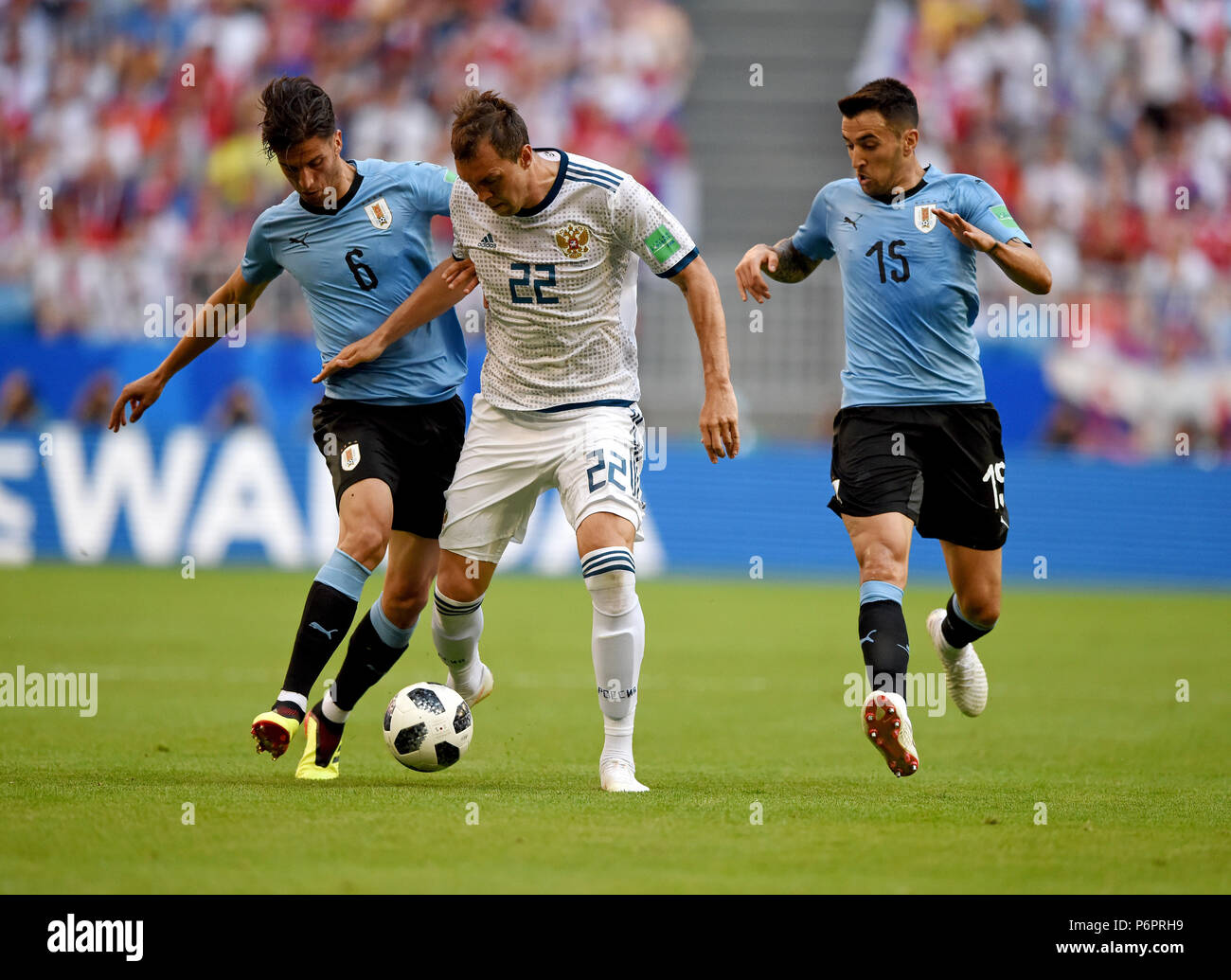 Samara, Russia - 25 giugno 2018. Attaccante russo Artem Dzyuba contro giocatori uruguayano Rodrigo Bentancur e Matias Vecino durante la Coppa del Mondo FIFA 2018 Foto Stock