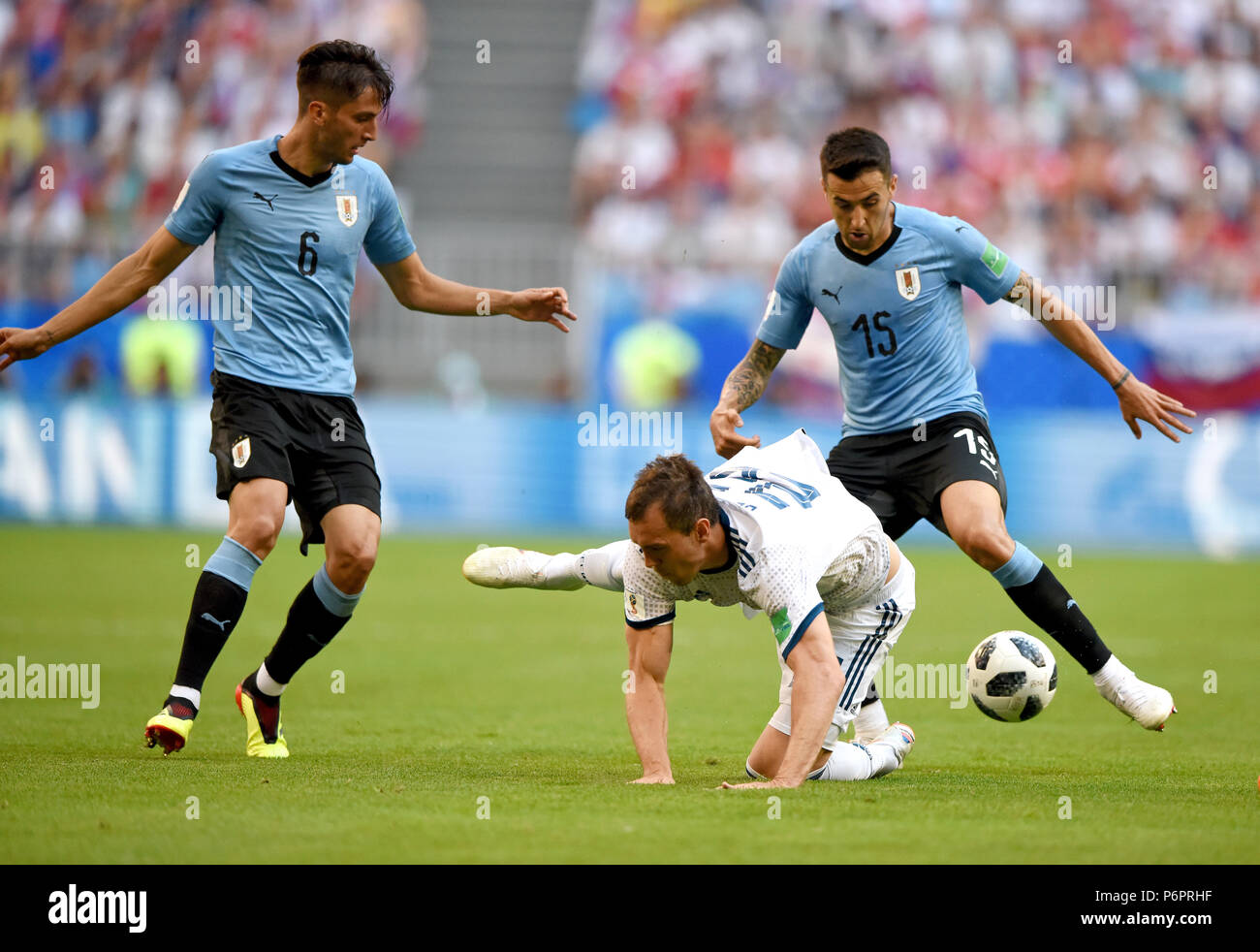 Samara, Russia - 25 giugno 2018. Attaccante russo Artem Dzyuba contro giocatori uruguayano Rodrigo Bentancur e Matias Vecino durante la Coppa del Mondo FIFA 2018 Foto Stock