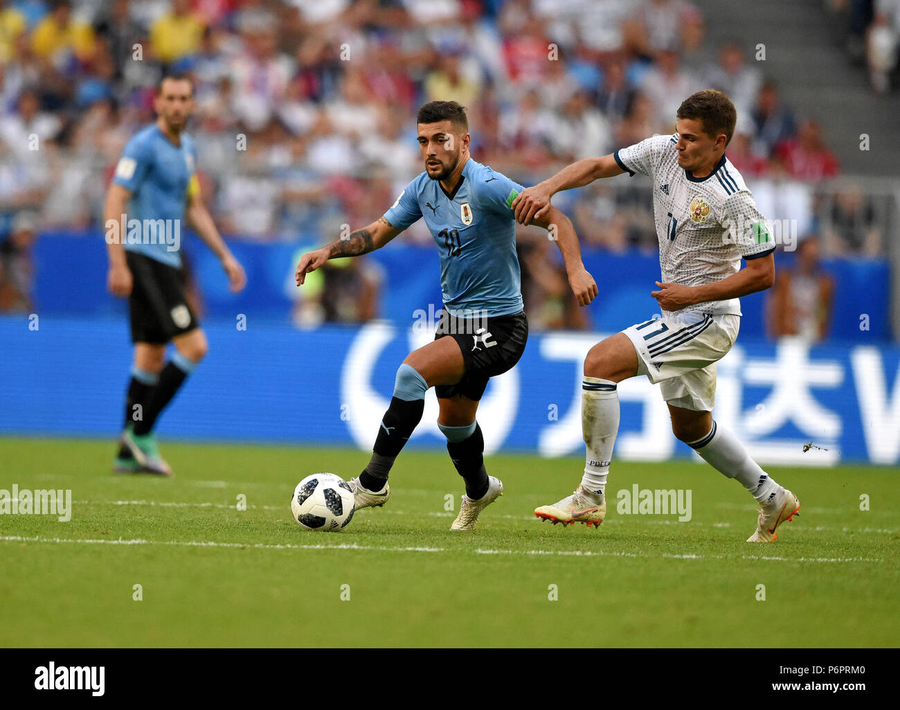 Samara, Russia - 25 giugno 2018. Attaccante uruguaiano Giorgian De Arrascaeta e Russo centrocampista Zobnin romana durante la Coppa del Mondo FIFA 2018 match Uruguay Foto Stock