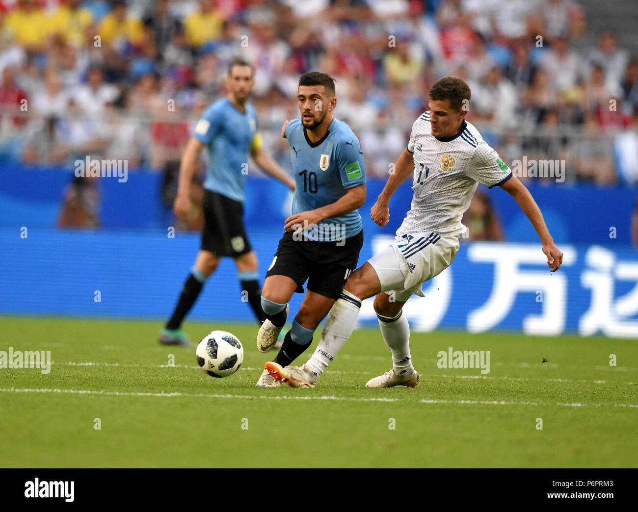 Samara, Russia - 25 giugno 2018. Attaccante uruguaiano Giorgian De Arrascaeta e Russo centrocampista Zobnin romana durante la Coppa del Mondo FIFA 2018 match Uruguay Foto Stock