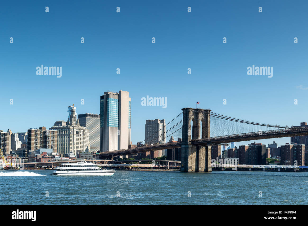 La città di New York / STATI UNITI D'America - 25 GIU 2018: Ponte di Brooklyn Park con inferiore dello skyline di Manhattan alla mattina presto Foto Stock