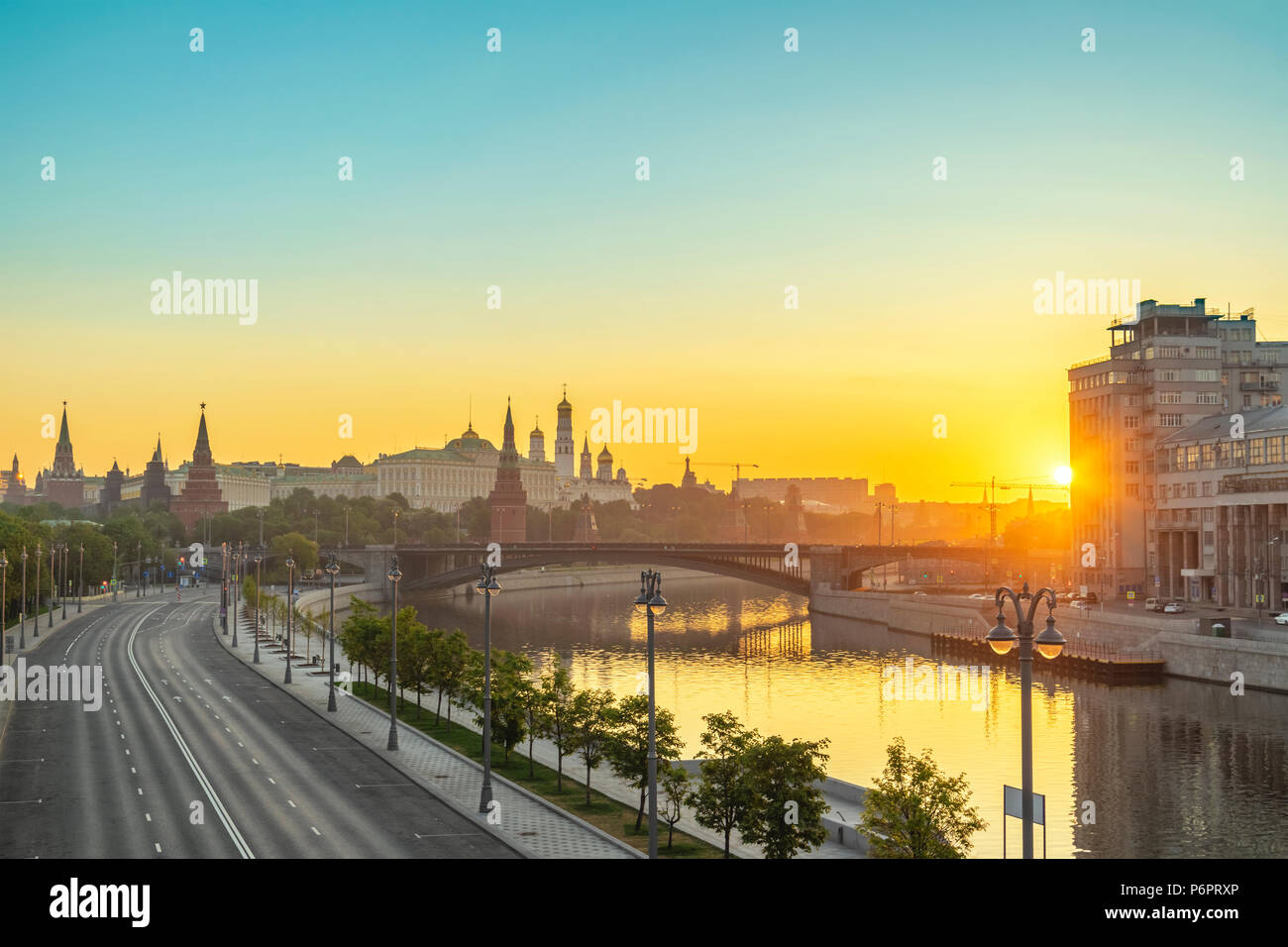 Mosca sunrise skyline della città al Palazzo del Cremlino Piazza Rossa e il fiume di Mosca Mosca, Russia Foto Stock