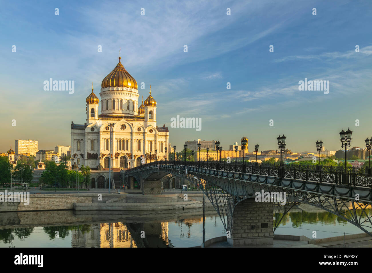 Mosca lo skyline della citta' presso la Cattedrale di Cristo Salvatore e il ponte sul fiume di Mosca Mosca, Russia Foto Stock