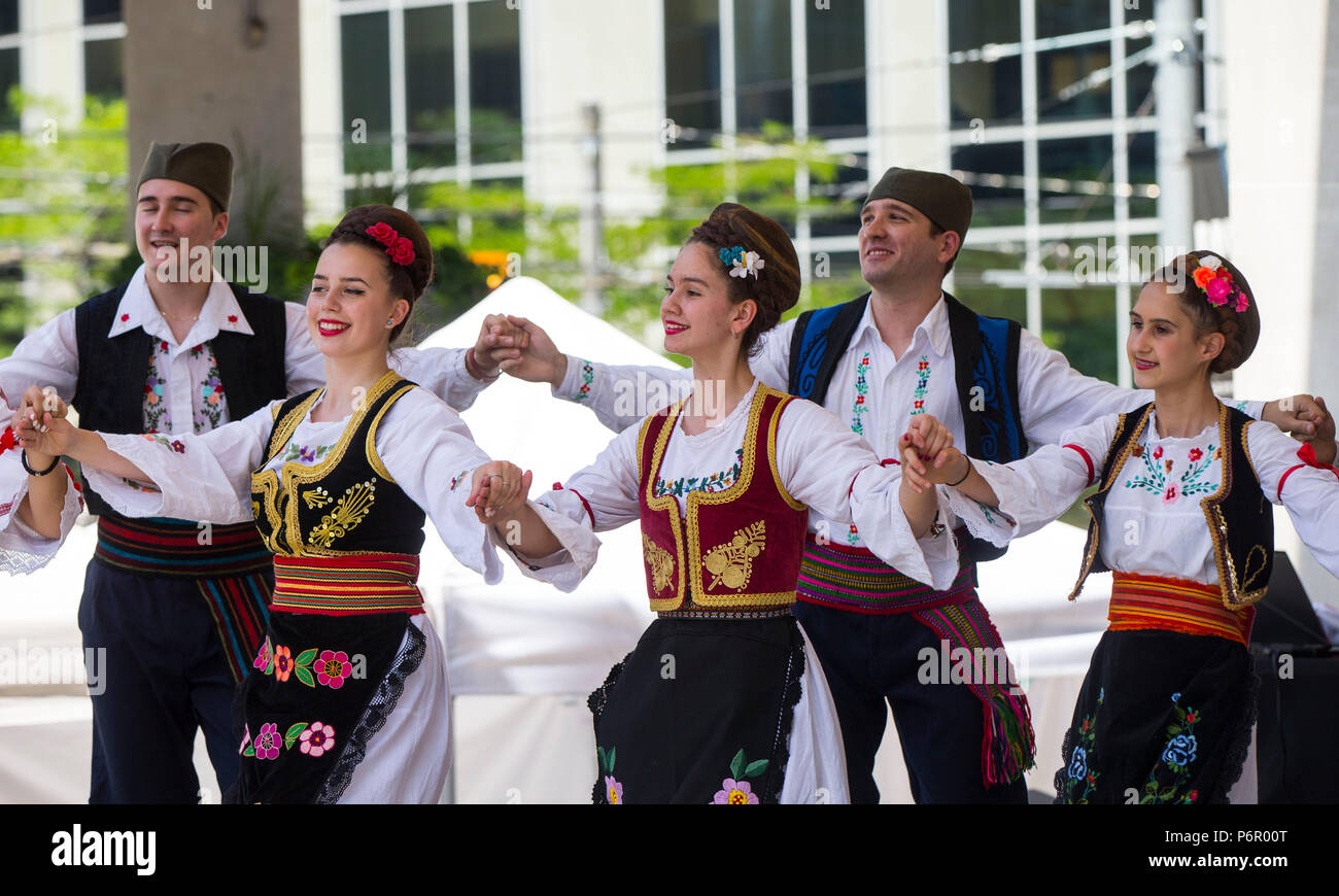 Toronto, Canada. 1 Luglio, 2018. Ballerini eseguono sul palco durante l annuale Giornata Canada celebrazione presso Yonge-Dundas Square a Toronto in Canada, 1 luglio 2018. Con centinaia di musicisti provenienti da gruppi multiculturali, questo evento ha montrato le diverse culture e gruppi etnici per celebrare il Canada nella giornata di domenica. Credito: Zou Zheng/Xinhua/Alamy Live News Foto Stock