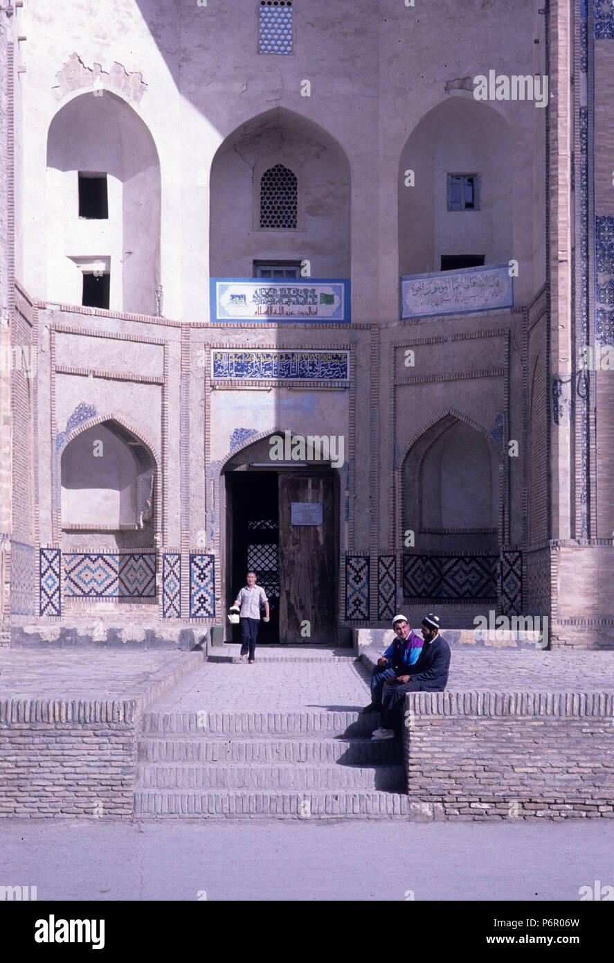 In corrispondenza di una interruzione, gli studenti di un islamico madrasah soggiorno a fronte dell'edificio, senza data di registrazione analogica di ottobre 1992. La storica, prevalentemente centro islamico Bukharas è stato nominato nel 1993 come sito del Patrimonio Mondiale dell'UNESCO, stato di Uzbekistan dopo il crollo dell Unione Sovietica su 01.09.1991 la sua indipendenza. Foto: Matthias Toedt/dpa immagine centrale/ZB/picture alliance | Utilizzo di tutto il mondo Foto Stock