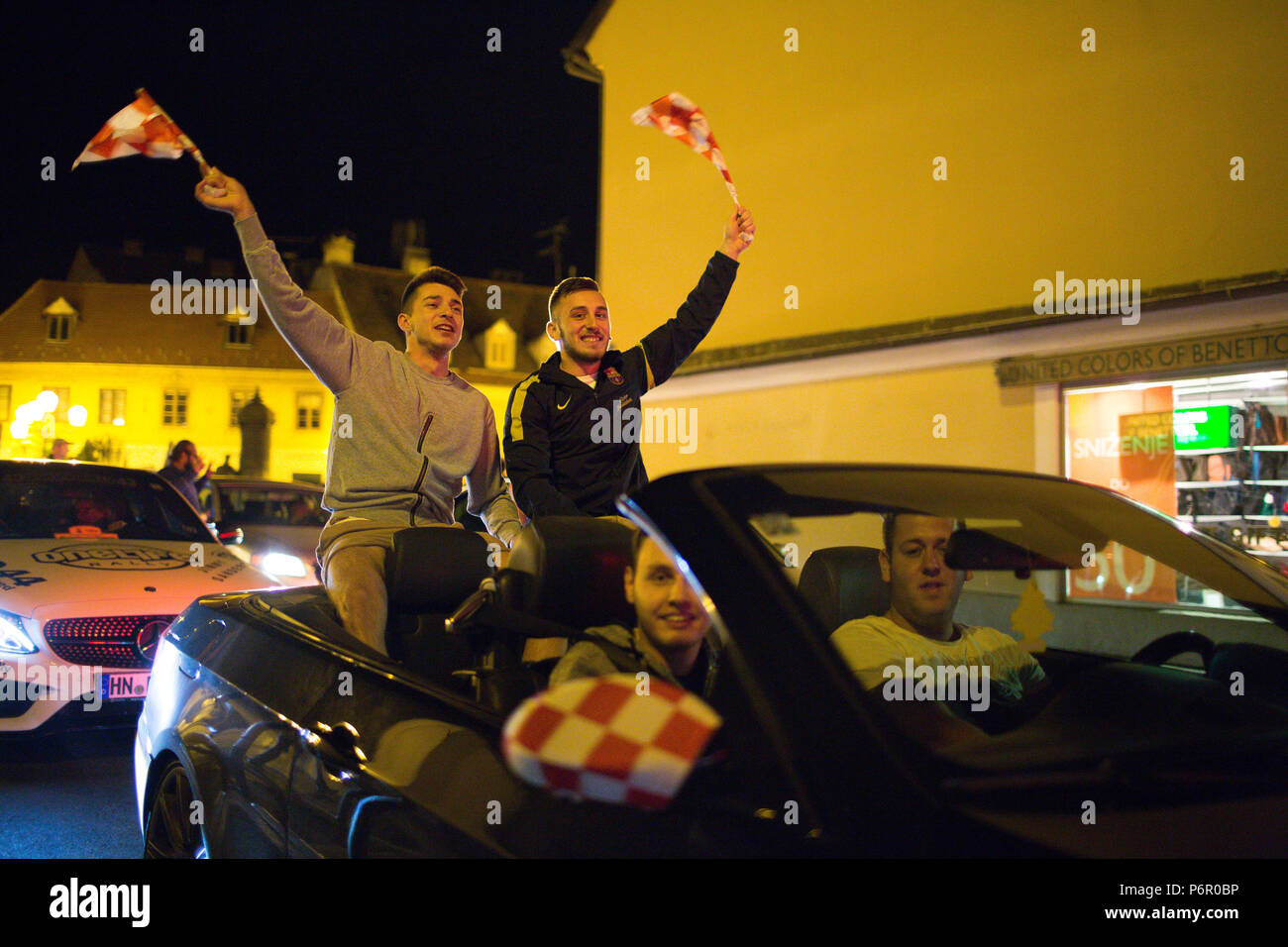 Zagabria, Croazia. 1 Luglio, 2018. Ventole celebrare dopo la Croazia ha sconfitto la Danimarca nel 2018 la Russia della Coppa del Mondo FIFA 1/8 partita finale a Zagabria in Croazia, il 1 luglio 2018. La Croazia ha vinto 4-3 (3-2 in pena shootout) e avanzate per i quarti di finale. Credito: Filip Kos/Xinhua/Alamy Live News Foto Stock