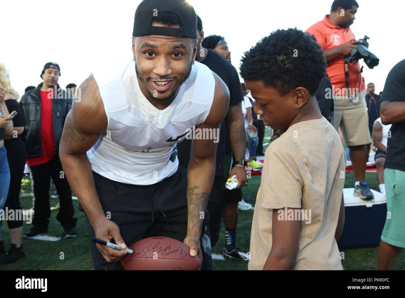 Long Beach, CA. Il 30 giugno, 2018. Trey Songz firma autografi al J. Ross celebrità del gioco del calcio, Giugno 30, 2018 a Veterans Memorial Stadium a Long Beach, California. Credito: Walik Goshom/Mediapunch/Alamy Live News Foto Stock