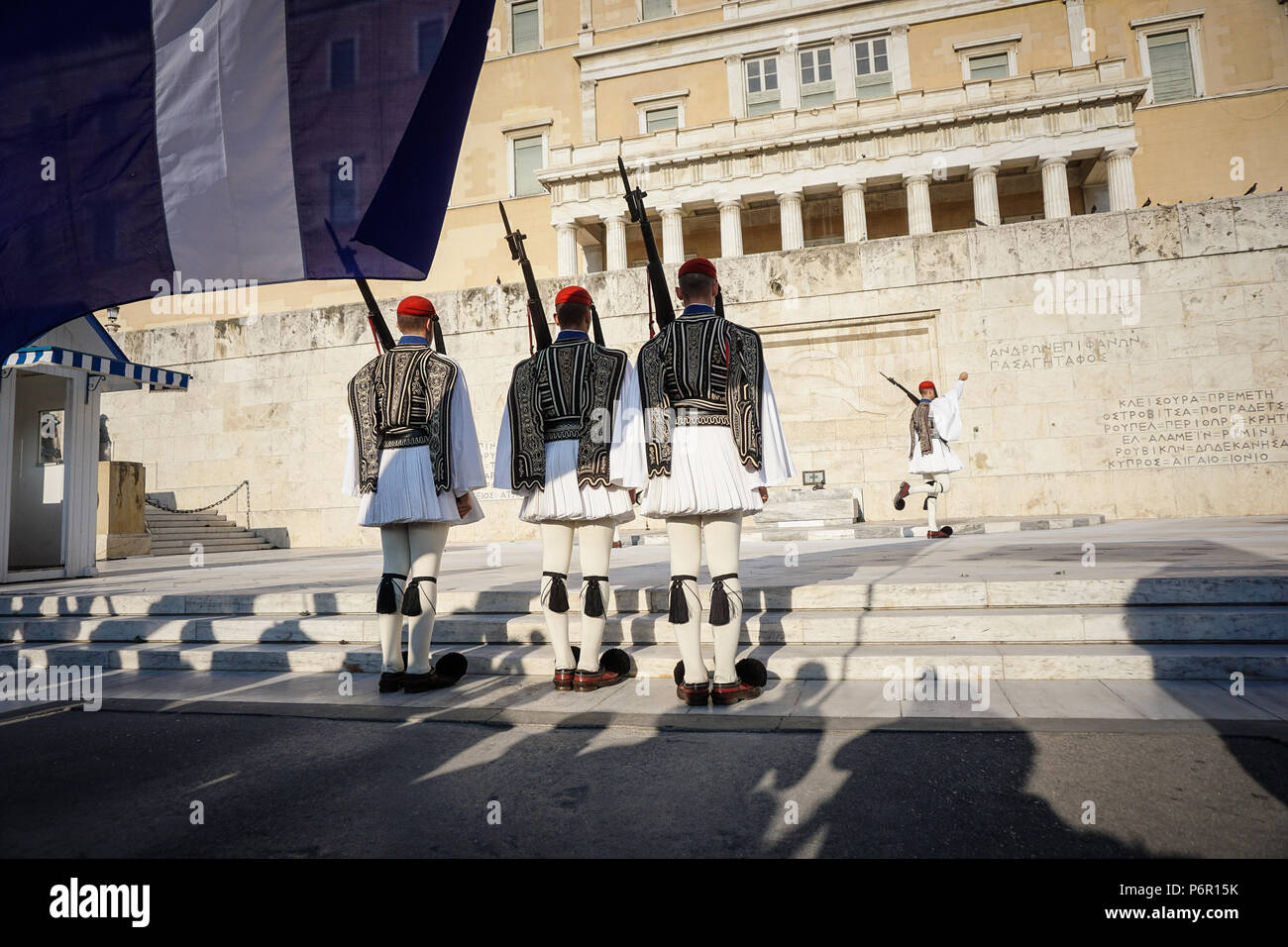 Le protezioni visto davanti alla tomba del milite ignoto durante una manifestazione di protesta contro la recente accordo tra la Grecia e la Macedonia. Macedonia e Grecia hanno terminato un 27-anno-vecchia contestazione mediante la firma di un accordo storico che cambia il nome della ex Repubblica jugoslava alla Repubblica di Macedonia del nord. Foto Stock