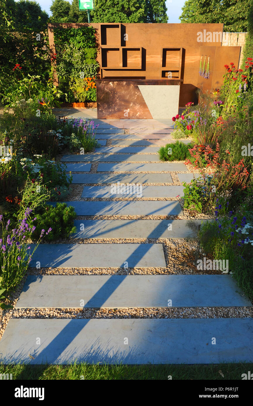 Londra, Regno Unito. Il 2 luglio 2018. Il divertente giardino (progettata da Anca Panait) una delle più belle ed eleganti giardini mostra sul display a 2018 RHS Hampton Court Flower Show che si è aperto oggi a motivi di Hampton Court Palace, London, Regno Unito - 02 luglio 2018. Credito: Michael Preston/Alamy Live News Credito: Michael Preston/Alamy Live News Foto Stock