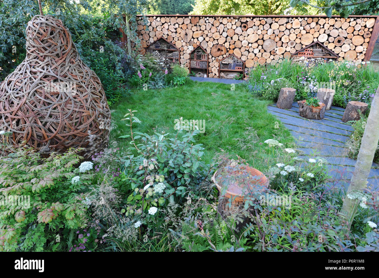 Londra, Regno Unito. Il 2 luglio 2018. La famiglia Giardino (progettata da Lilly Gomm) una delle più belle ed eleganti giardini mostra sul display a 2018 RHS Hampton Court Flower Show che si è aperto oggi a motivi di Hampton Court Palace, London, Regno Unito - 02 luglio 2018. Credito: Michael Preston/Alamy Live News Credito: Michael Preston/Alamy Live News Foto Stock