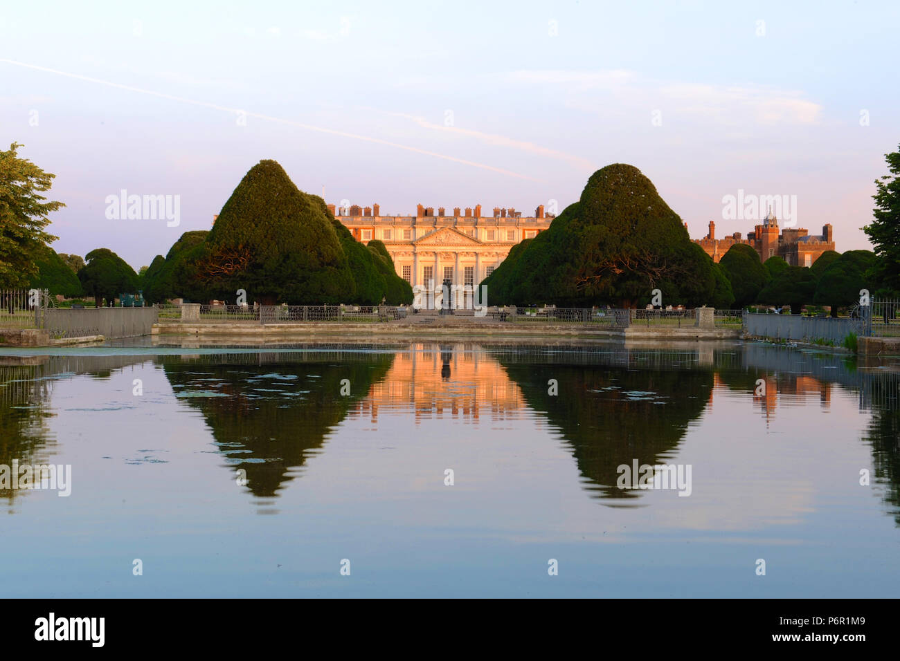 Londra, Regno Unito. Il 2 luglio 2018. Hampton Court Palace all alba del giorno di apertura del 2018 RHS Hampton Court Flower Show che si è aperta oggi - Londra, Regno Unito - 02 luglio 2018 detenuto dal 1913, i cinque giorni della manifestazione è il più prestigioso e fiore giardino mostra nel Regno Unito e il più grande del mondo annuale di flower show vanta un mix eclettico di giardini e visualizza su 34 acri di terreno su entrambi i lati del drammatico lungo l'acqua. Esso attira circa 168.000 visitatori ogni anno. Ci sono 14 mostrano giardini e 11 altri giardini a tema sul display di quest'anno così come oltre 93 impianto visualizza in th Foto Stock