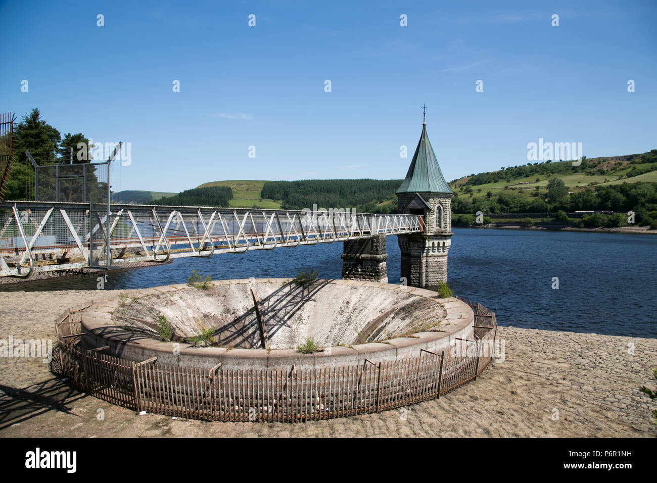 Serbatoio Pontsticill, Powys, Galles del Sud. Il 28 giugno 2018. Meteo REGNO UNITO: L'ondata di caldo ha causato impoverimento in corrispondenza di questo serbatoio gallese, con i livelli di acqua ben al di sotto degli overflow. Credito: Andrew Bartlett/Alamy Live News. Foto Stock