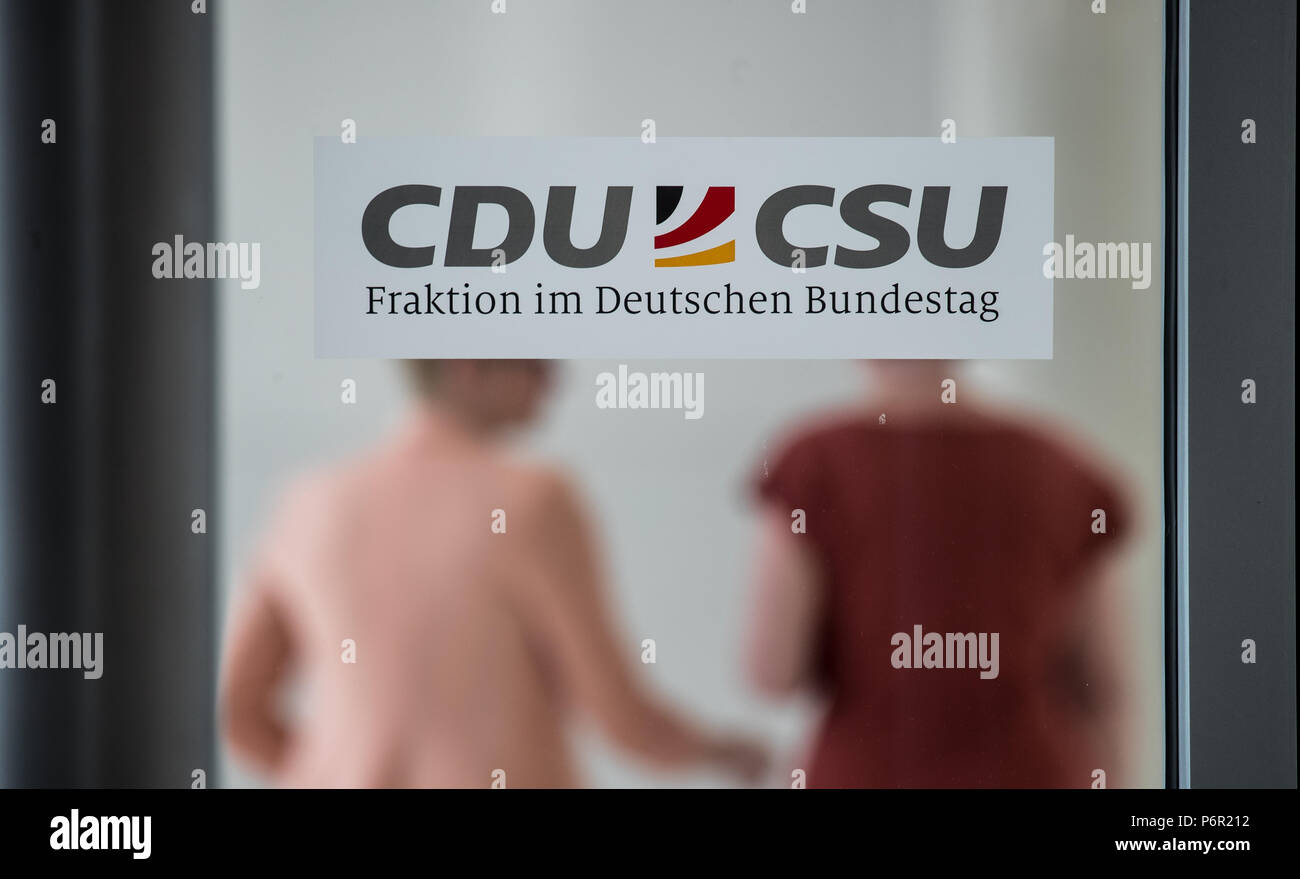 Berlino, Germania. 02Luglio, 2018. Il logo comune del cristiano Unione Democratica (CDU)/ Cristiana Unione Sociale (CSU) nel Bundestag, fotografati prima della fazione riunione tra l'Unione. Credito: Michael Kappeler/dpa/Alamy Live News Foto Stock