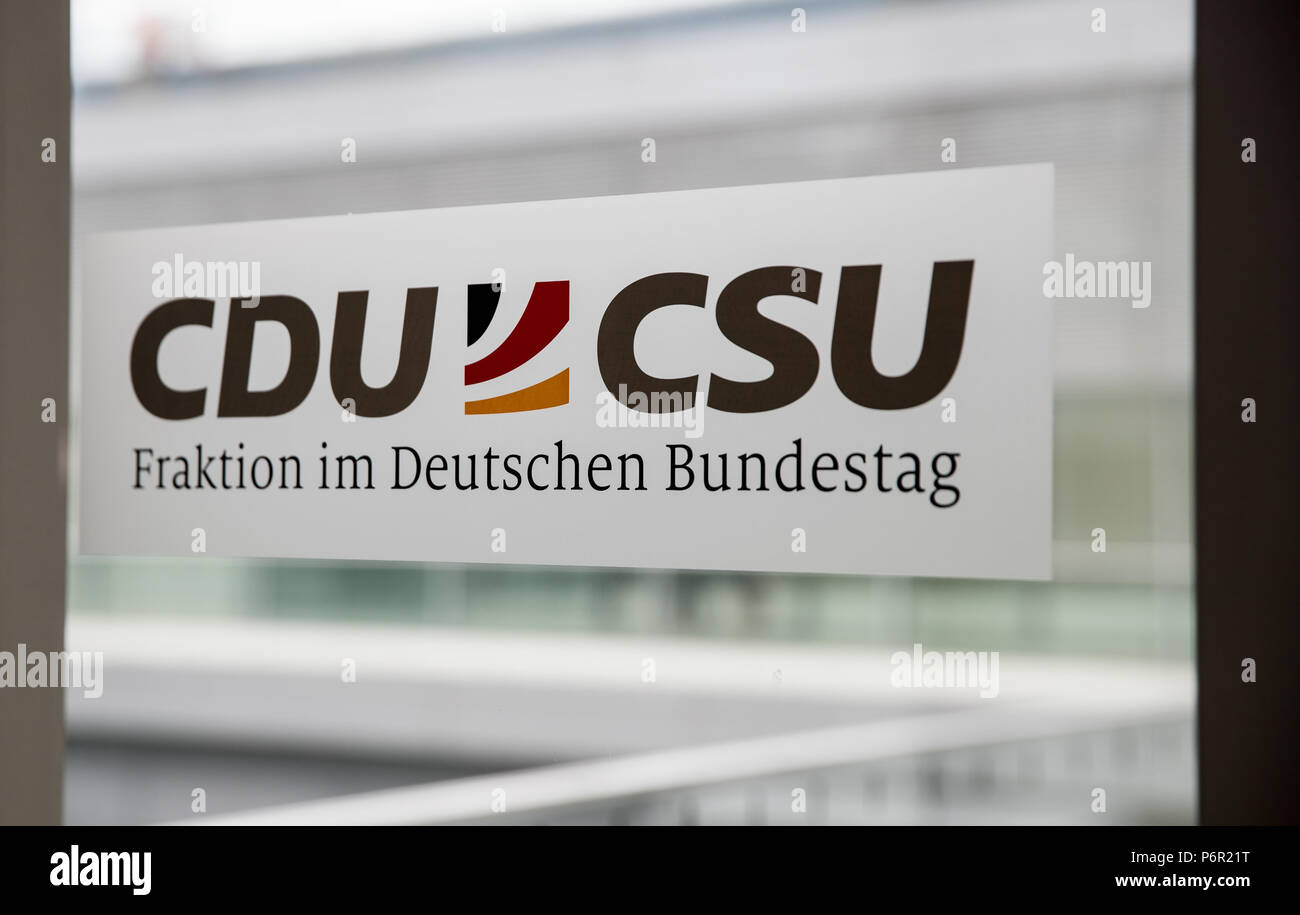 Berlino, Germania. 02Luglio, 2018. Il logo comune del cristiano Unione Democratica (CDU)/ Cristiana Unione Sociale (CSU) nel Bundestag, fotografati prima della fazione riunione tra l'Unione. Credito: Michael Kappeler/dpa/Alamy Live News Foto Stock