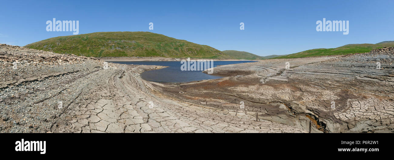 Nant y Moch, Ceredigion, Wales UK, 02 luglio 2018 UK Meteo: dopo un lunghissimo asciutto e caldo in quel periodo di tempo, il serbatoio a Nant y Moch, entroterra Aberystwyth è sceso drasticamente i livelli basso ultimo visto nella lunga estate calda di 1976. Già alcune proprietà locale di quasi il villaggio di Ponterwyd, , che traggono la loro acqua dai pozzi e molle, hanno visto i loro approvvigionamenti di acqua secca e scompaiono Photo credit Keith Morris / Alamy Live News Foto Stock