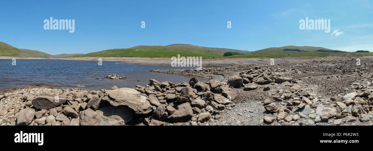 Nant y Moch, Ceredigion, Wales UK, 02 luglio 2018 UK Meteo: dopo un lunghissimo asciutto e caldo in quel periodo di tempo, il serbatoio a Nant y Moch, entroterra Aberystwyth è sceso drasticamente i livelli basso ultimo visto nella lunga estate calda di 1976. Già alcune proprietà locale di quasi il villaggio di Ponterwyd, , che traggono la loro acqua dai pozzi e molle, hanno visto i loro approvvigionamenti di acqua secca e scompaiono Photo credit Keith Morris / Alamy Live News Foto Stock