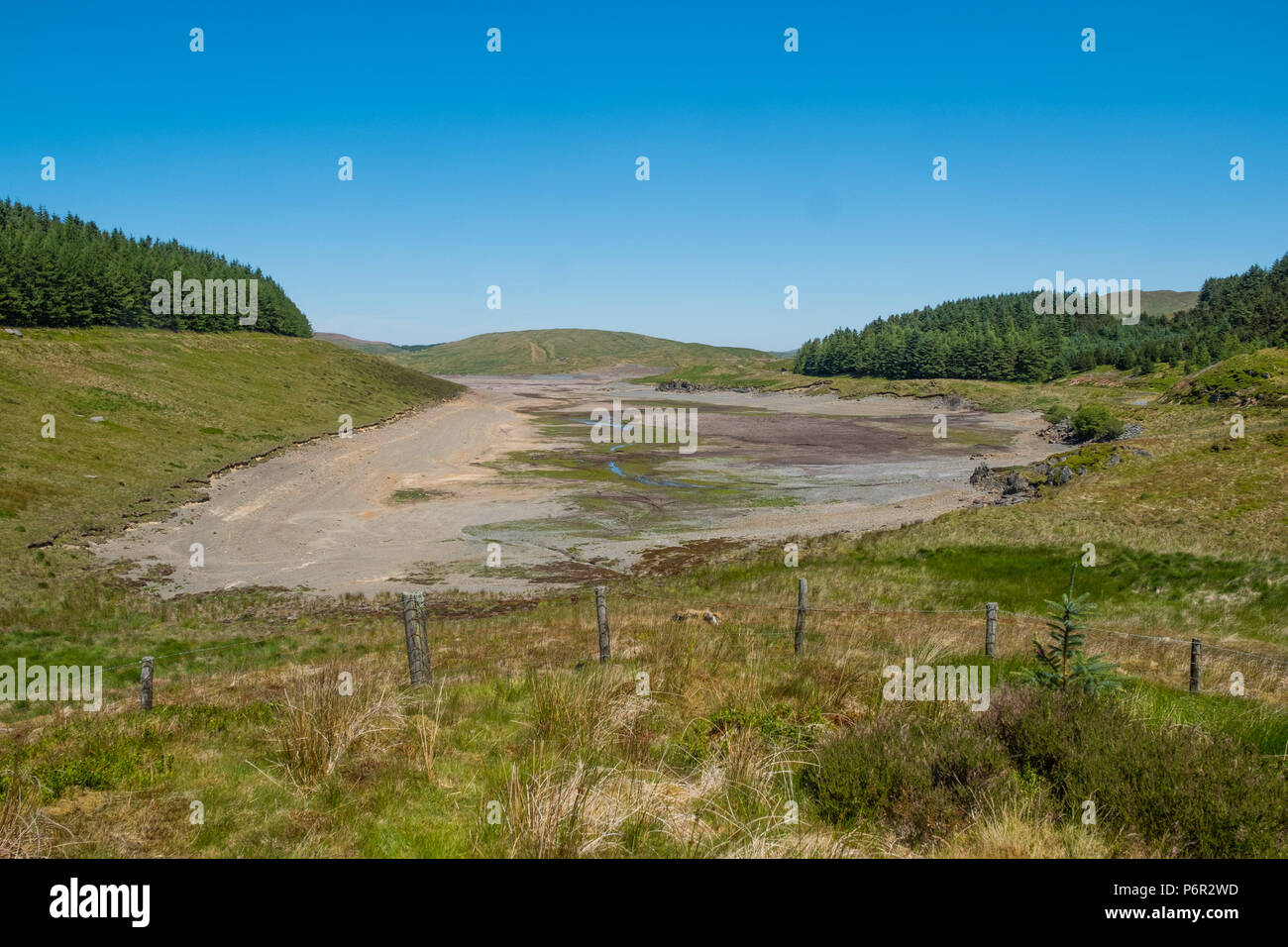 Nant y Moch, Ceredigion, Wales UK, 02 luglio 2018 UK Meteo: dopo un lunghissimo asciutto e caldo in quel periodo di tempo, il serbatoio a Nant y Moch, entroterra Aberystwyth è sceso drasticamente i livelli basso ultimo visto nella lunga estate calda di 1976. Già alcune proprietà locale di quasi il villaggio di Ponterwyd, , che traggono la loro acqua dai pozzi e molle, hanno visto i loro approvvigionamenti di acqua secca e scompaiono Photo credit Keith Morris / Alamy Live News Foto Stock