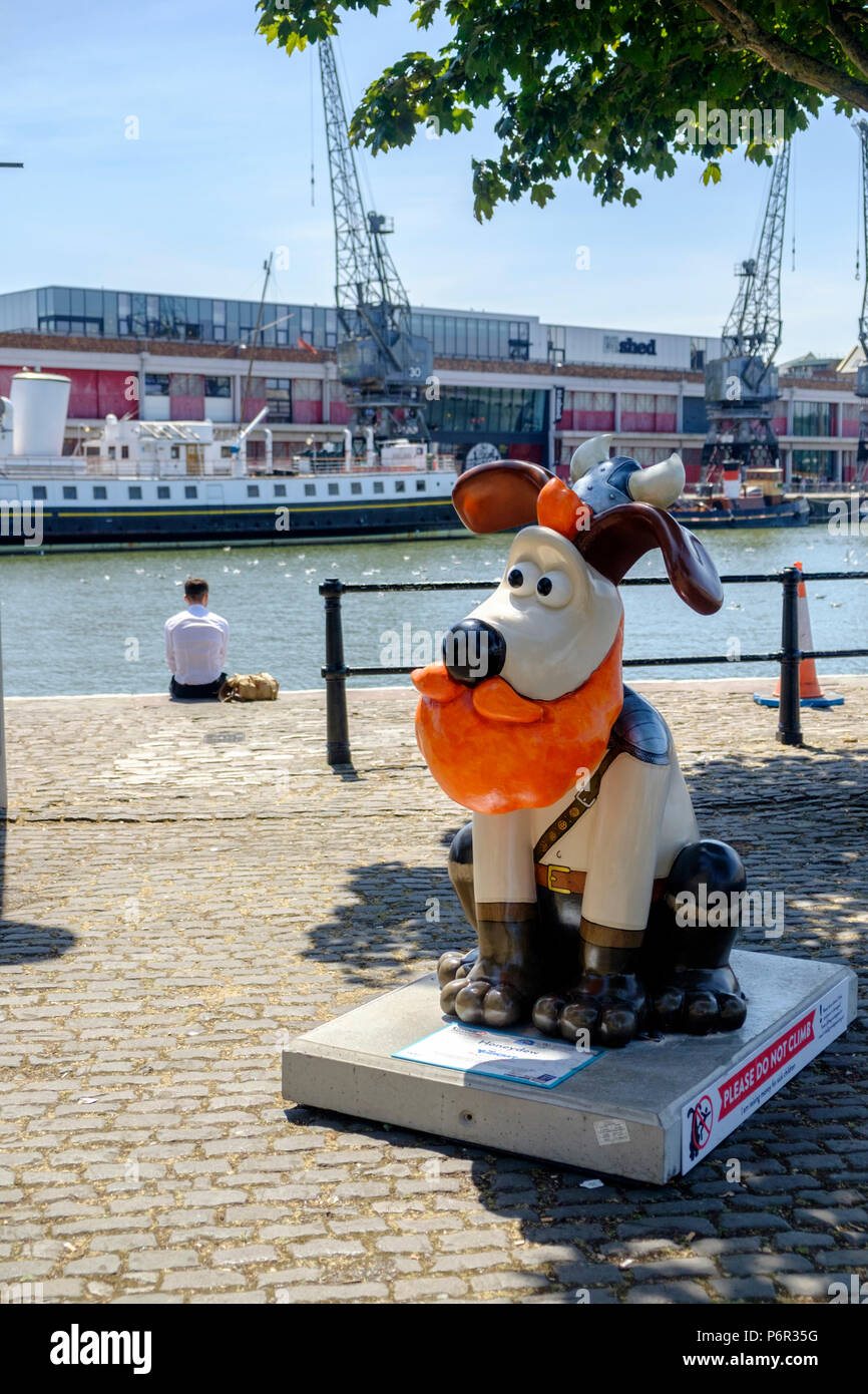 2 Luglio 2018.Gromit unleashed 2 è un sentiero di arte a Bristol celebrando i caratteri da Wallace e Gromit creato da Aardman Animation. Ci sono 67 sculture, ogni carattere è decorata individualmente. Il sentiero è parte della grande appello per sostenere i bambini malati a Bristol ospedale per bambini.Questa è la melata sponsorizzato da Yogscast. ©JMF News /Alamy Live News Foto Stock