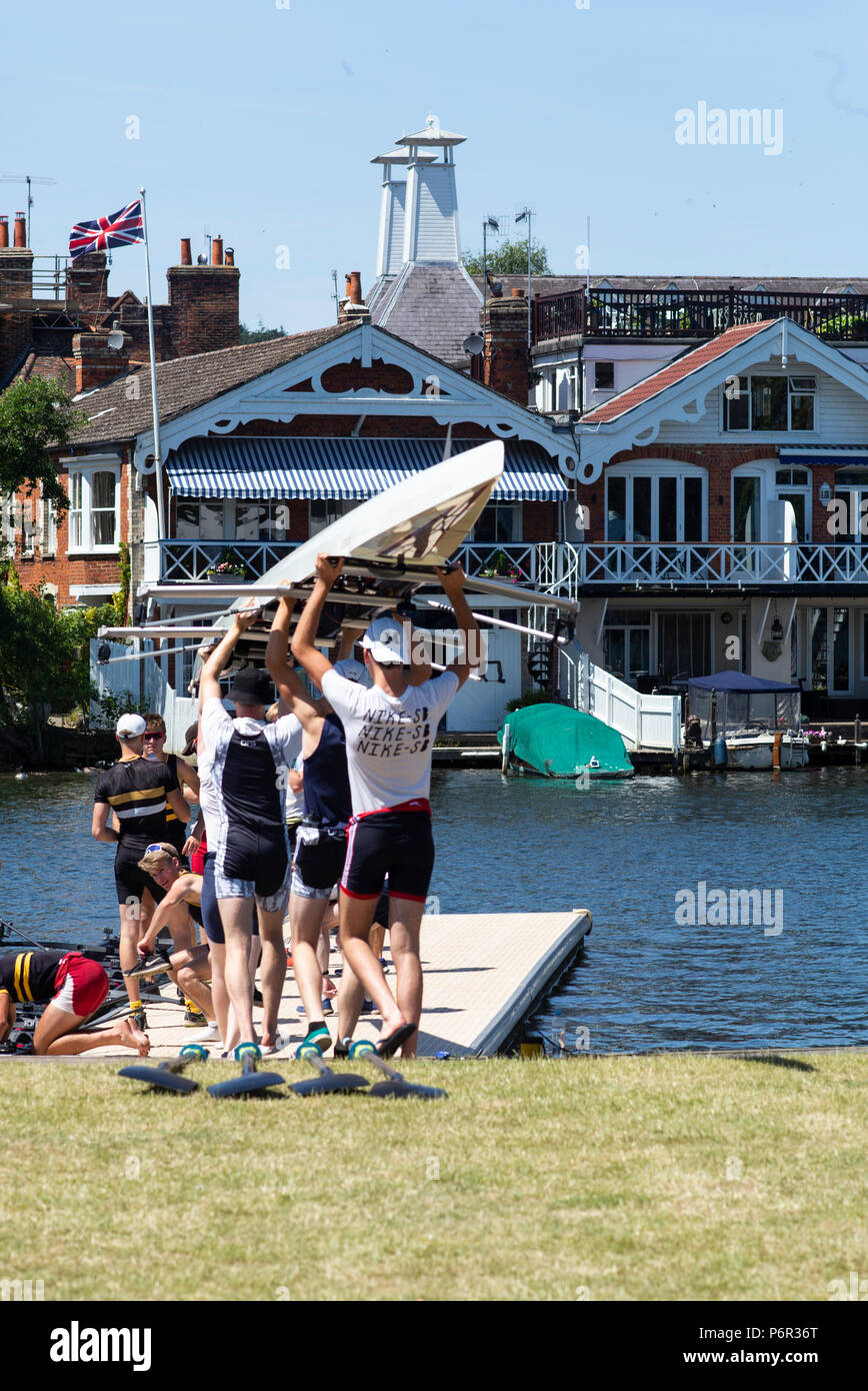 Henley on Thames, Regno Unito, 2 luglio 2018, Lunedì, "Henley Royal Regatta', visualizzare i concorrenti ottenere precoce formazione in su Henley raggiungere, il fiume Tamigi e Thames Valley, Inghilterra, © Peter SPURRIER/Alamy Live News, Alamy/Live News, Foto Stock