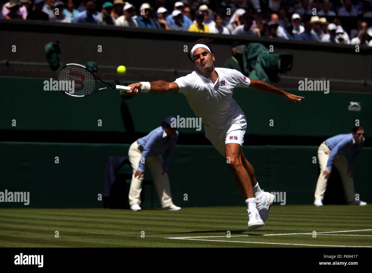 Londra, Inghilterra, Luglio 2nd, 2018: Wimbledon Tennis: Numero 1 seed Roger Federer durante il suo match di primo turno contro Dusan Lajovic di Serbia a Wimbledon oggi. Credito: Adam Stoltman/Alamy Live News Foto Stock