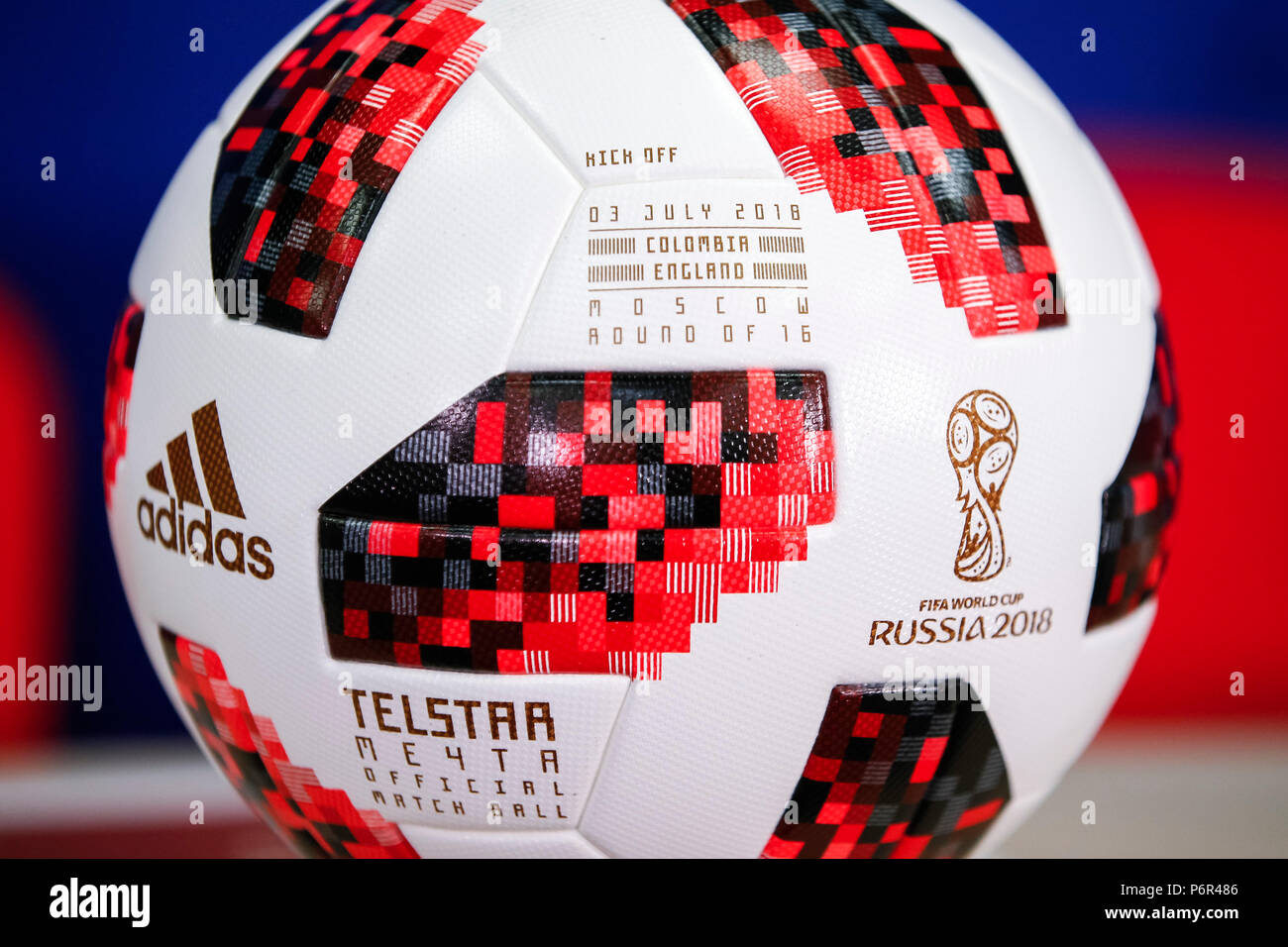 Mosca, Russia. Il 2 luglio 2018. La Adidas Telstar Mechta Match Ball è  visto prima di un'Inghilterra conferenza stampa, prima della loro 2018 FIFA  World Cup Round di 16 match contro la